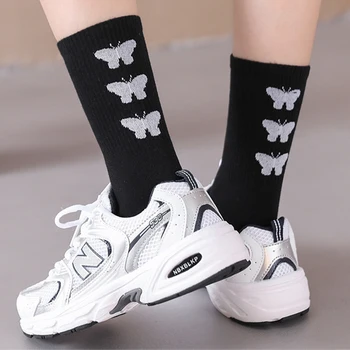 1 пара черных/белых чулок средней длины для женщин, хлопковые дышащие уличные носки с рисунком бабочки, Модные носки для экипажа