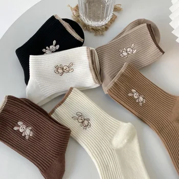 Осенью и зимой 2022 года Новые женские хлопчатобумажные Милые Японские носки средней длины в тонкую полоску с вышивкой Кролика, Повседневные сладкие носки для девочек